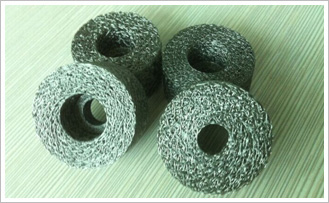 絲網(wǎng)沖壓墊用高強(qiáng)度不銹鋼絲，機(jī)械沖壓成型，具有較高強(qiáng)度及整體鋼性，透氣性佳，具有優(yōu)良的過(guò)濾精度、過(guò)濾阻抗、機(jī)械強(qiáng)度、耐磨性、耐熱性、耐寒性，對(duì)抗壓強(qiáng)度要求及過(guò)濾精度要求均一的過(guò)濾尤為理想，清洗容易、裝
